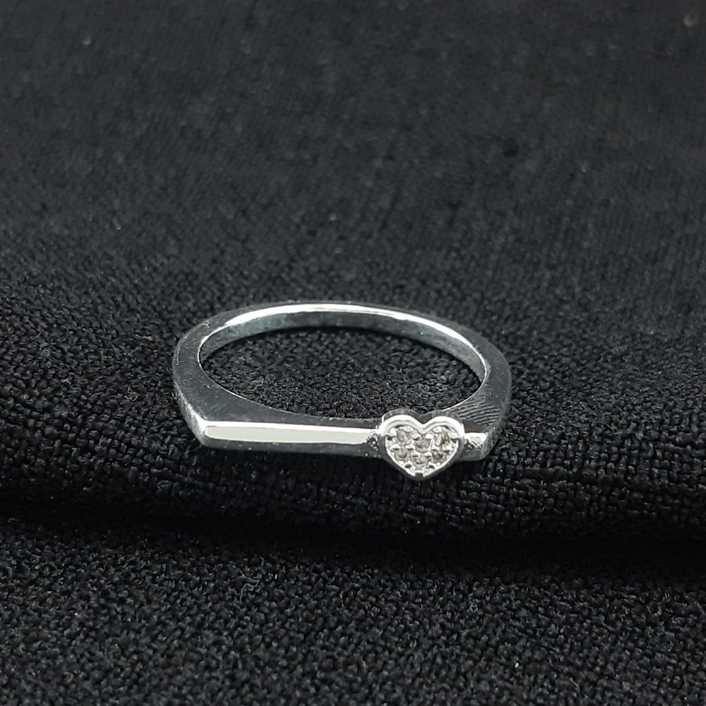 Anel fio liso quadrado com coração cravejado - Imagem 2