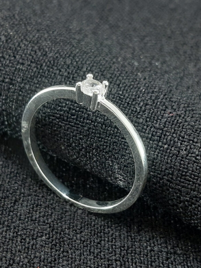 Anel solitário prateado