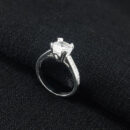 Anel com cristal e fio cravejado