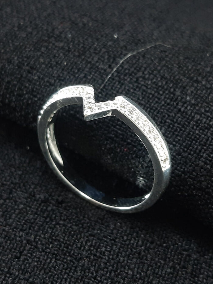 Anel modelo V detalhe cravejado