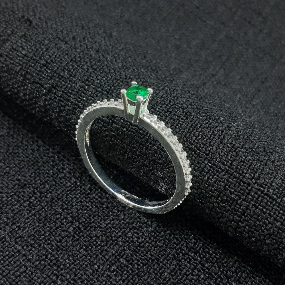 Anel ponto de luz VERDE cravejado