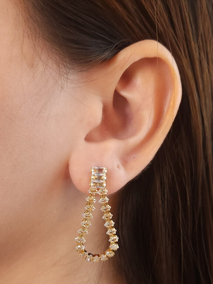 Brinco base baguete com fio cravejado