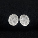 Brinco oval cravejado prateado