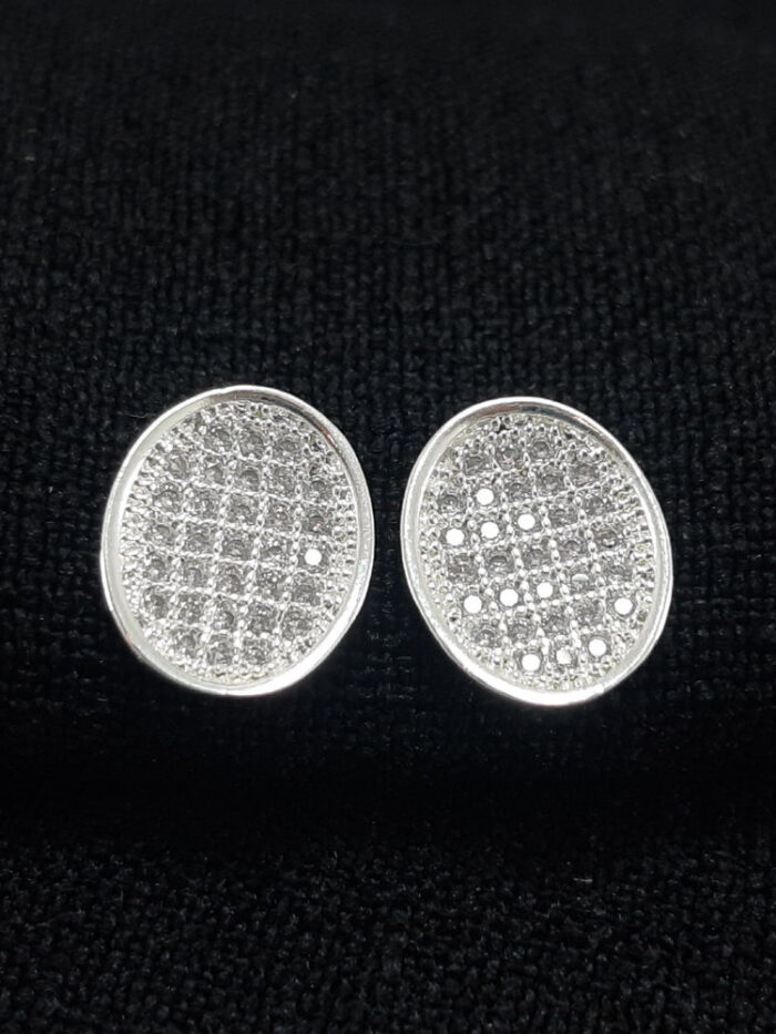 Brinco oval cravejado prateado