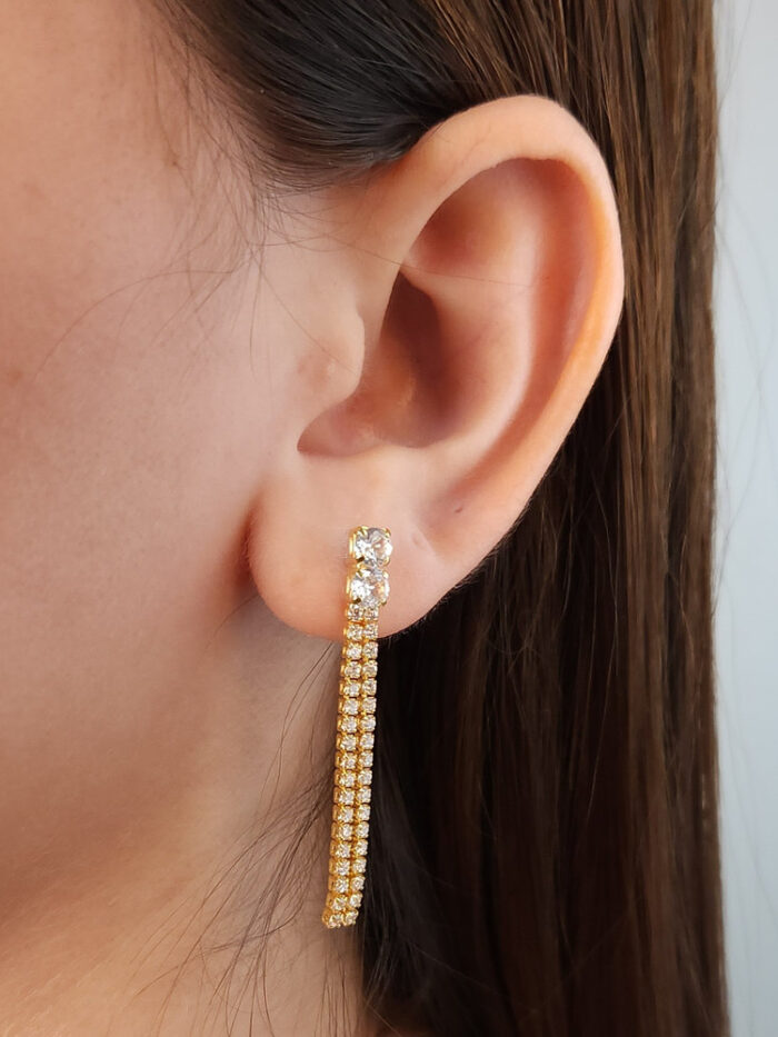 Brinco fios riviera com ponto de luz