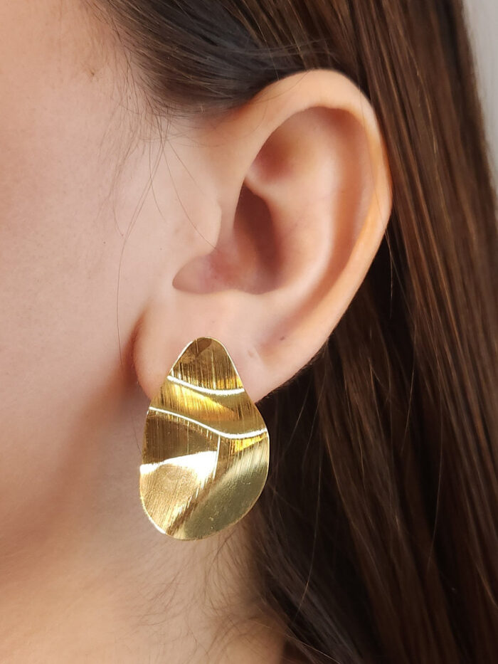 Brinco oval detalhe martelado fosco