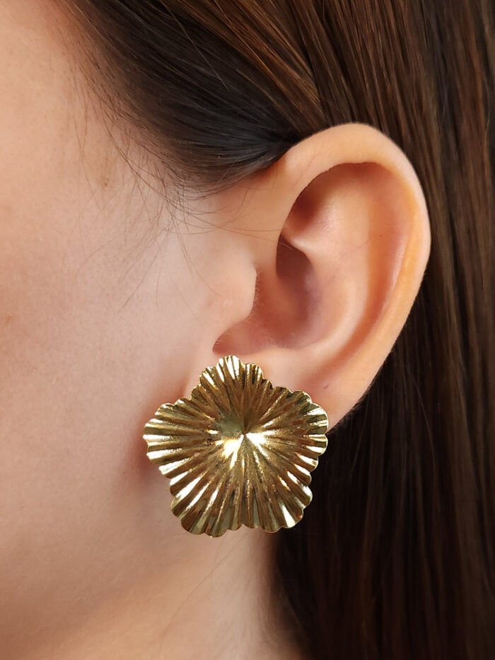 Brinco flor chapeado detalhado