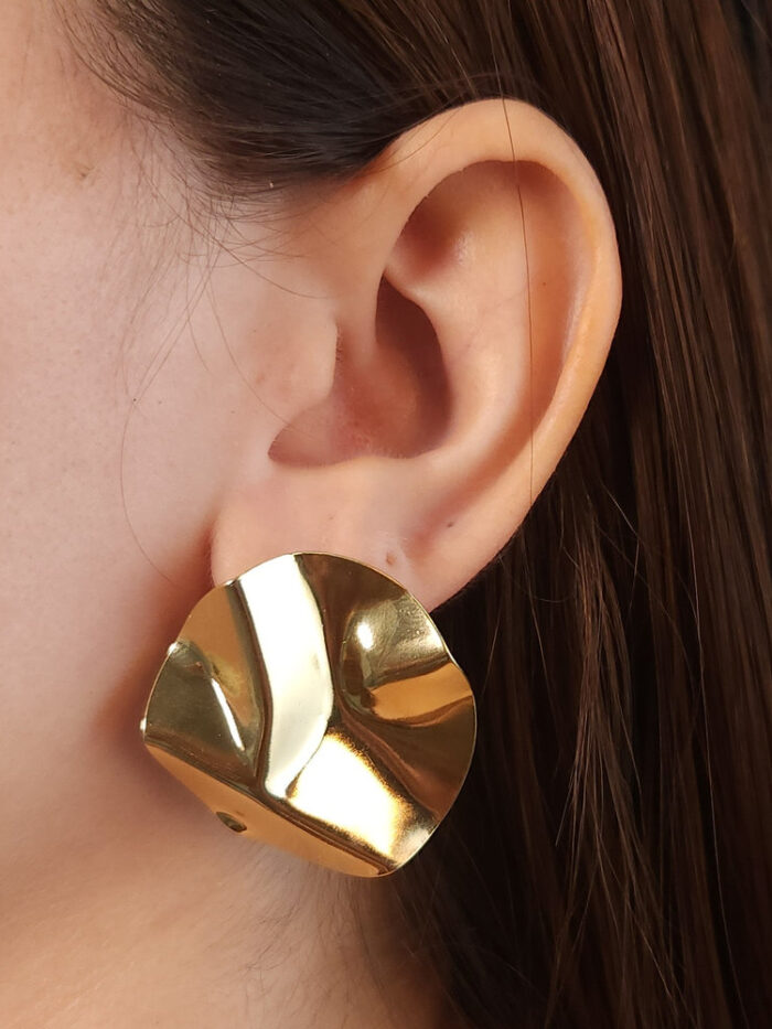 Brinco circulo chapeado detalhe amassado