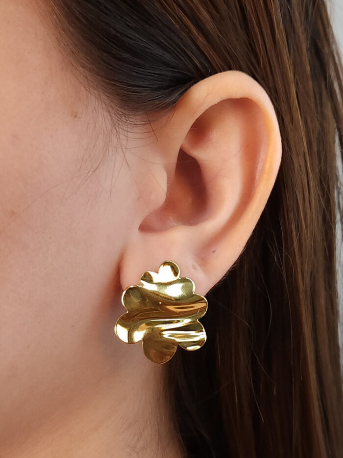 Brinco flor chapeada dourada