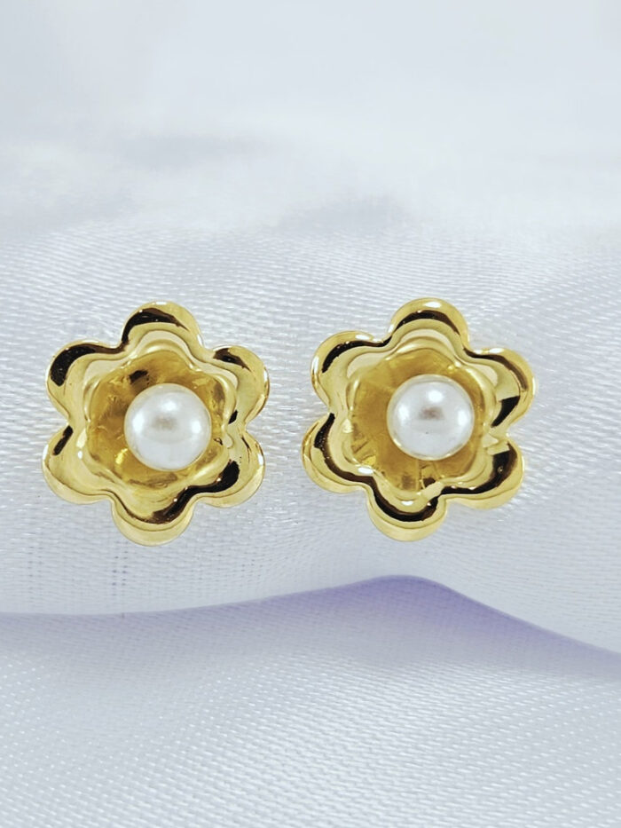 Brinco flor borda lisa com pérola