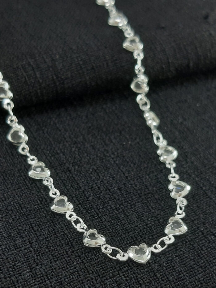 Gargantilha choker com corações boleados