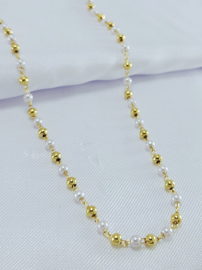 Gargantilha choker bolas douradas e brancas