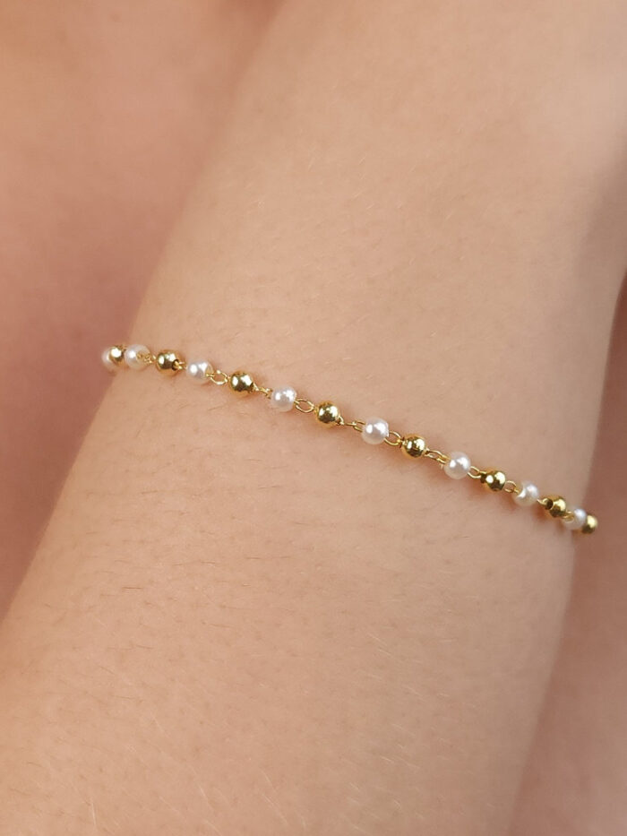 Pulseira pérola com bolinhas douradas