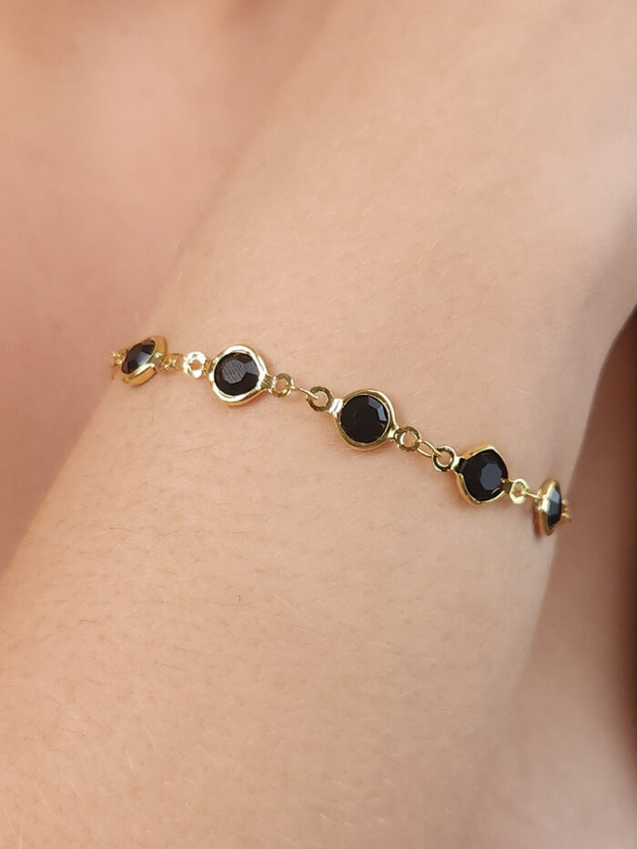 Pulseira pedras pretas detalhe dourado