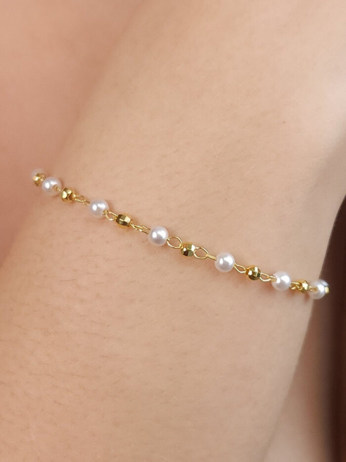 Pulseira pérola detalhe bola dourada