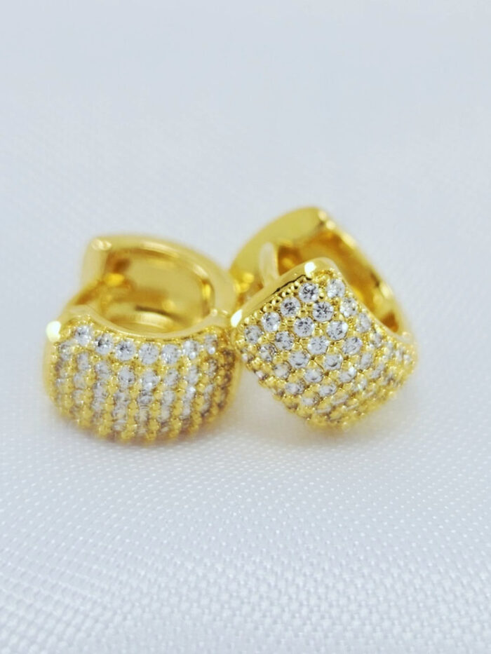 Argola cravejada com cristais boleado