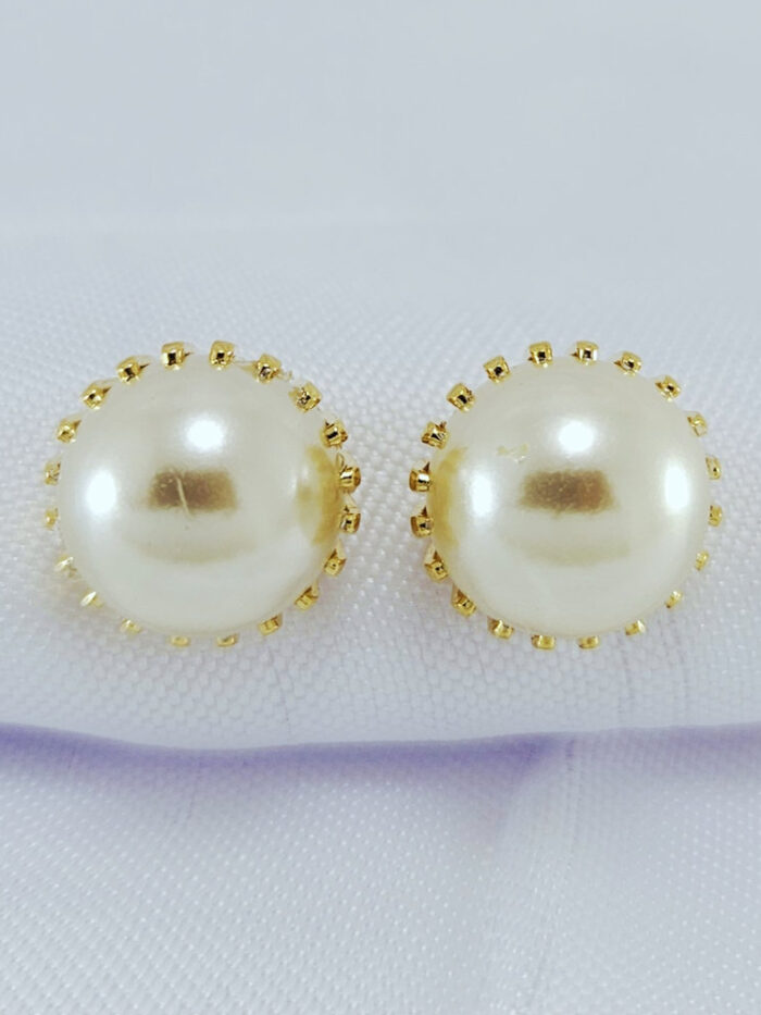 Brinco pérola com detalhes dourado