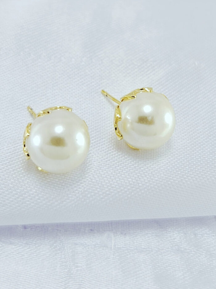 Brinco pérola borda detalhada