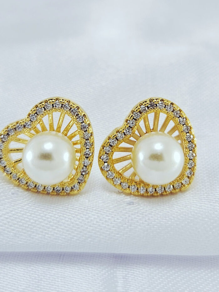 Brinco coração detalhe vazado com pérola