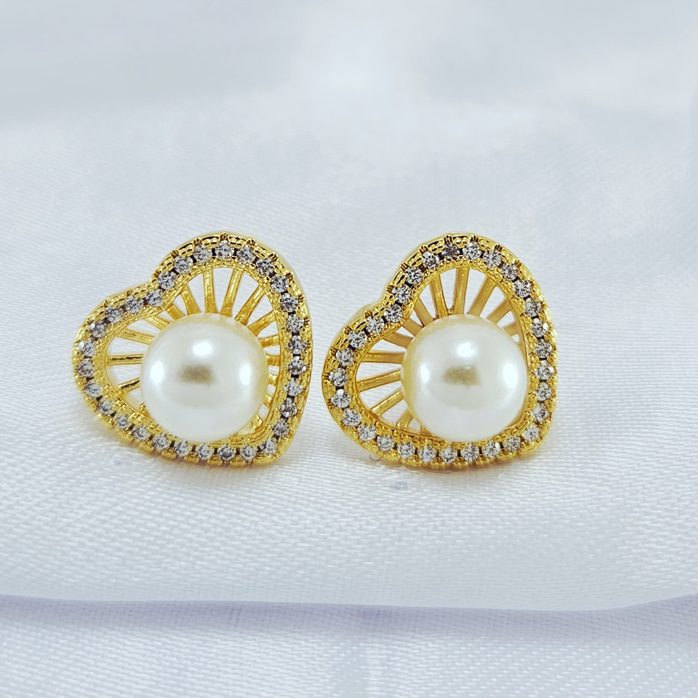 Brinco coração detalhe vazado com pérola