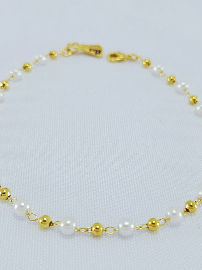 Pulseira pérolas e bolas douradas com N.S Aparecida