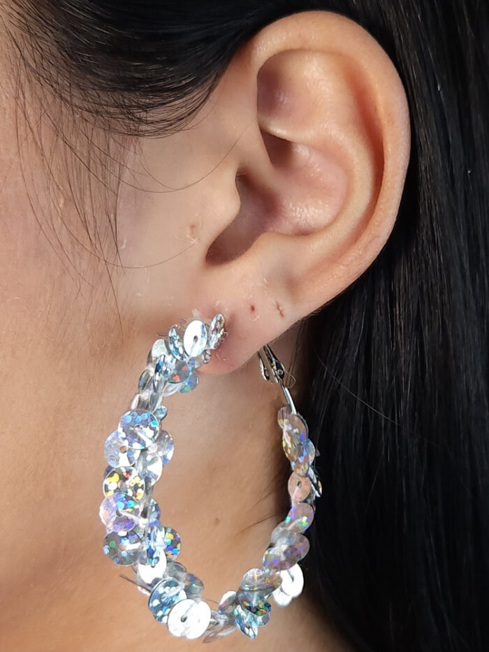 Brinco argola base lantejoula