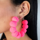 Brinco argola com pompom