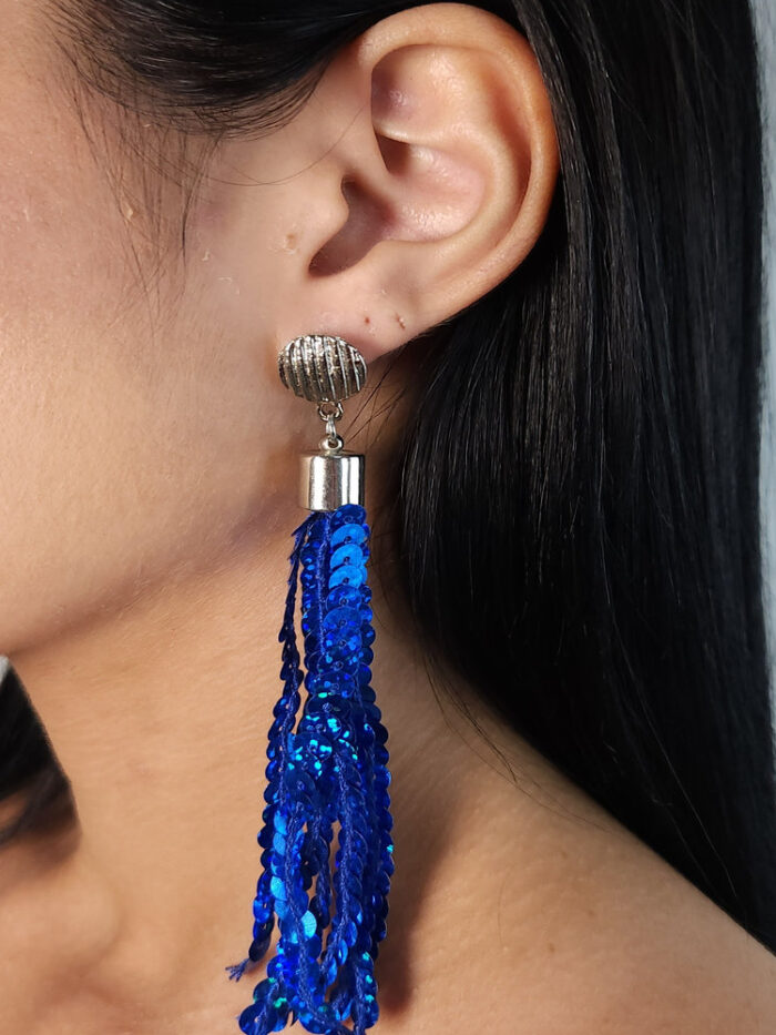 Brinco base detalhada com fios lantejoula