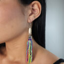 Brinco base concha com fios coloridos