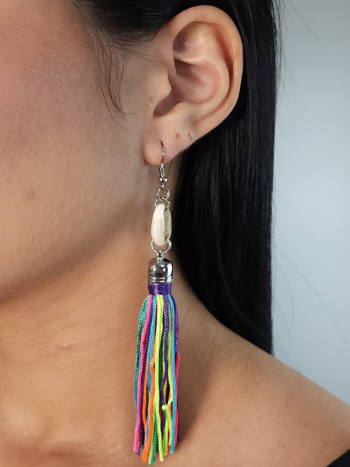 Brinco base concha com fios coloridos