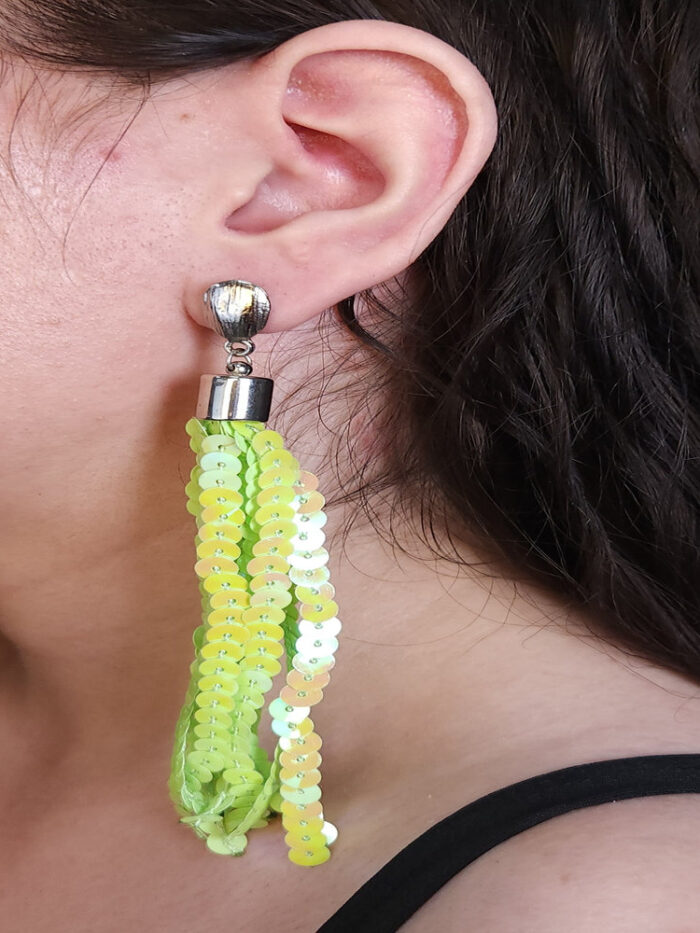 Brinco base dourada lantejoula verde detalhada