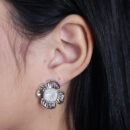 Brinco flor cravejado detalhe vazado