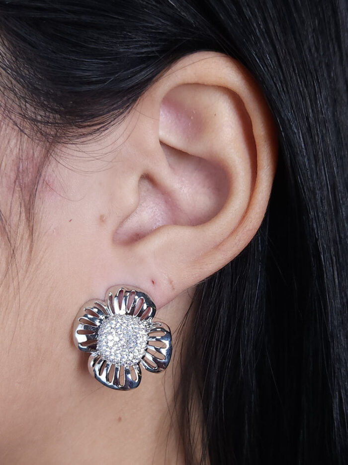 Brinco flor cravejado detalhe vazado