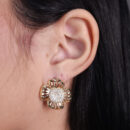 Brinco flor cravejado detalhe vazado dourado