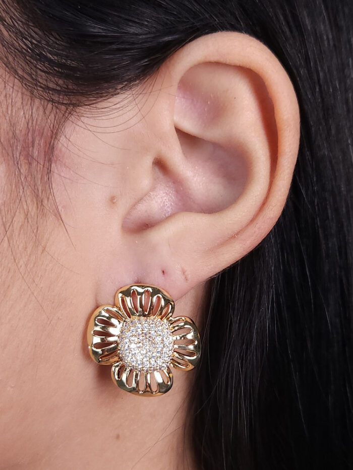 Brinco flor cravejado detalhe vazado dourado
