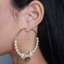 Brinco argola com pérolas concha detalhe olho grego