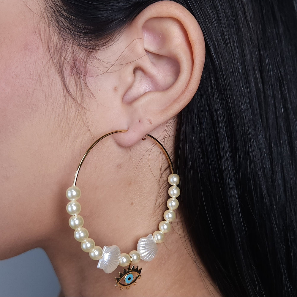 Brinco argola com pérolas concha detalhe olho grego
