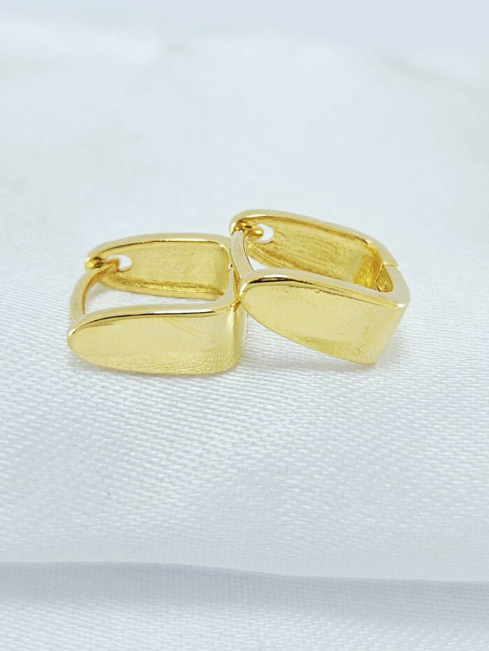 Brinco argolinha modelo quadrado