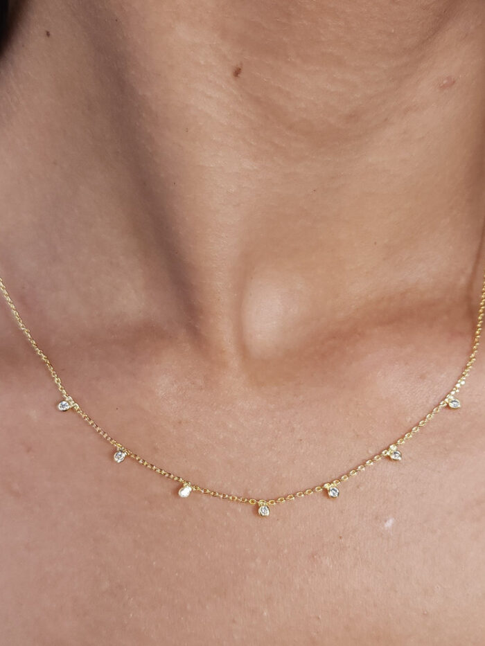 Gargantilha minimalista com ponto de luz