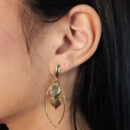 Brinco fio liso oval com folhas