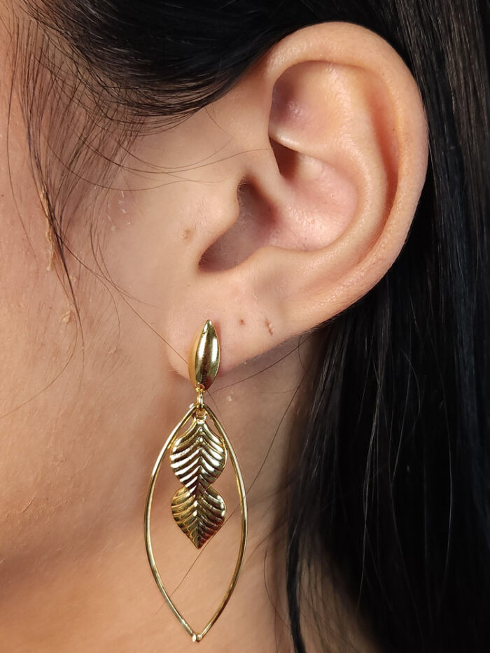 Brinco fio liso oval com folhas