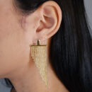 Brinco base lisa com fio de bolinhas douradas