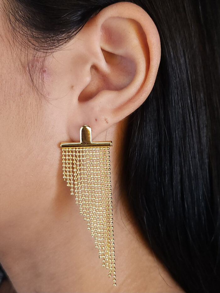 Brinco base lisa com fio de bolinhas douradas