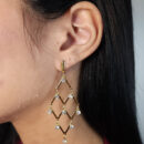 Brinco losangos lisos vazados com pêndulos pedras cristais