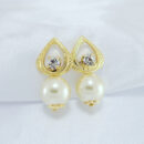 Brinco gota vazada com pedra cristal e pérola