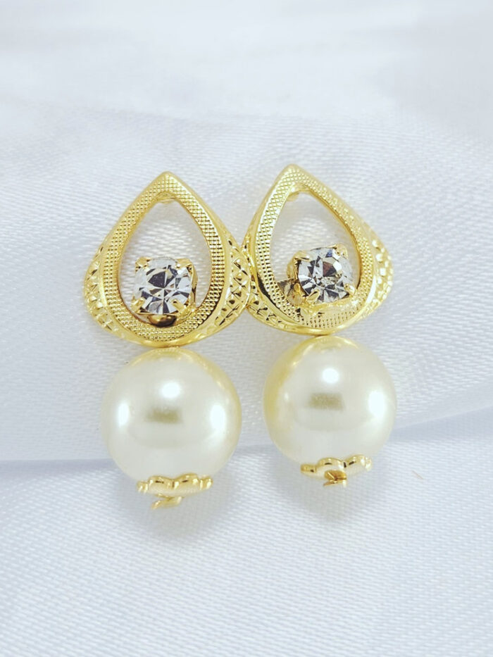 Brinco gota vazada com pedra cristal e pérola