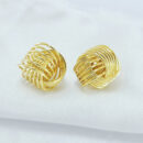 Brinco fios lisos detalhe entrelaçados