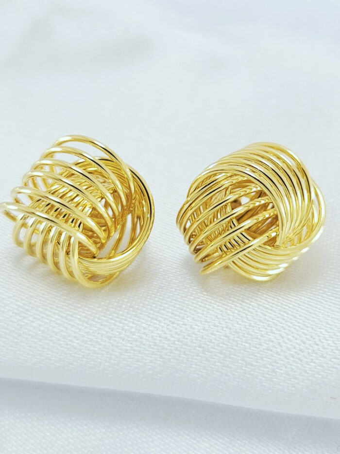 Brinco fios lisos detalhe entrelaçados