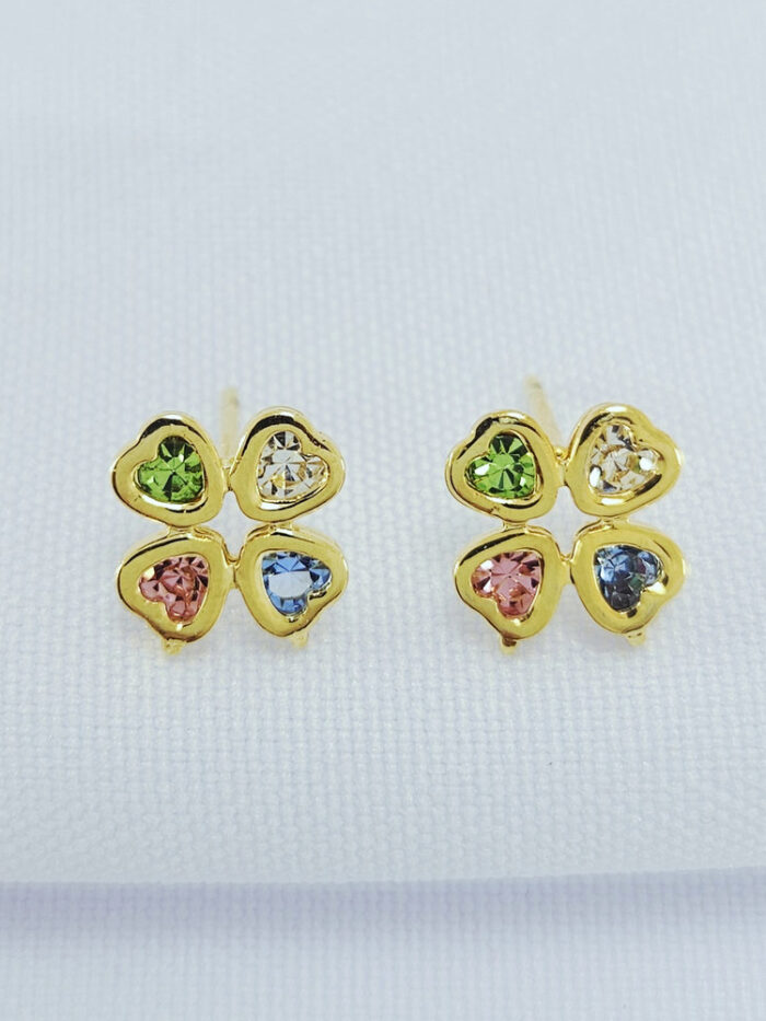 Brinco trevo detalhe coração liso