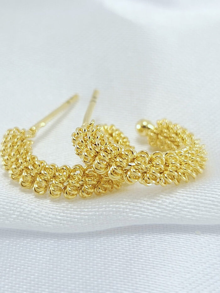 Brinco argola detalhado dourado